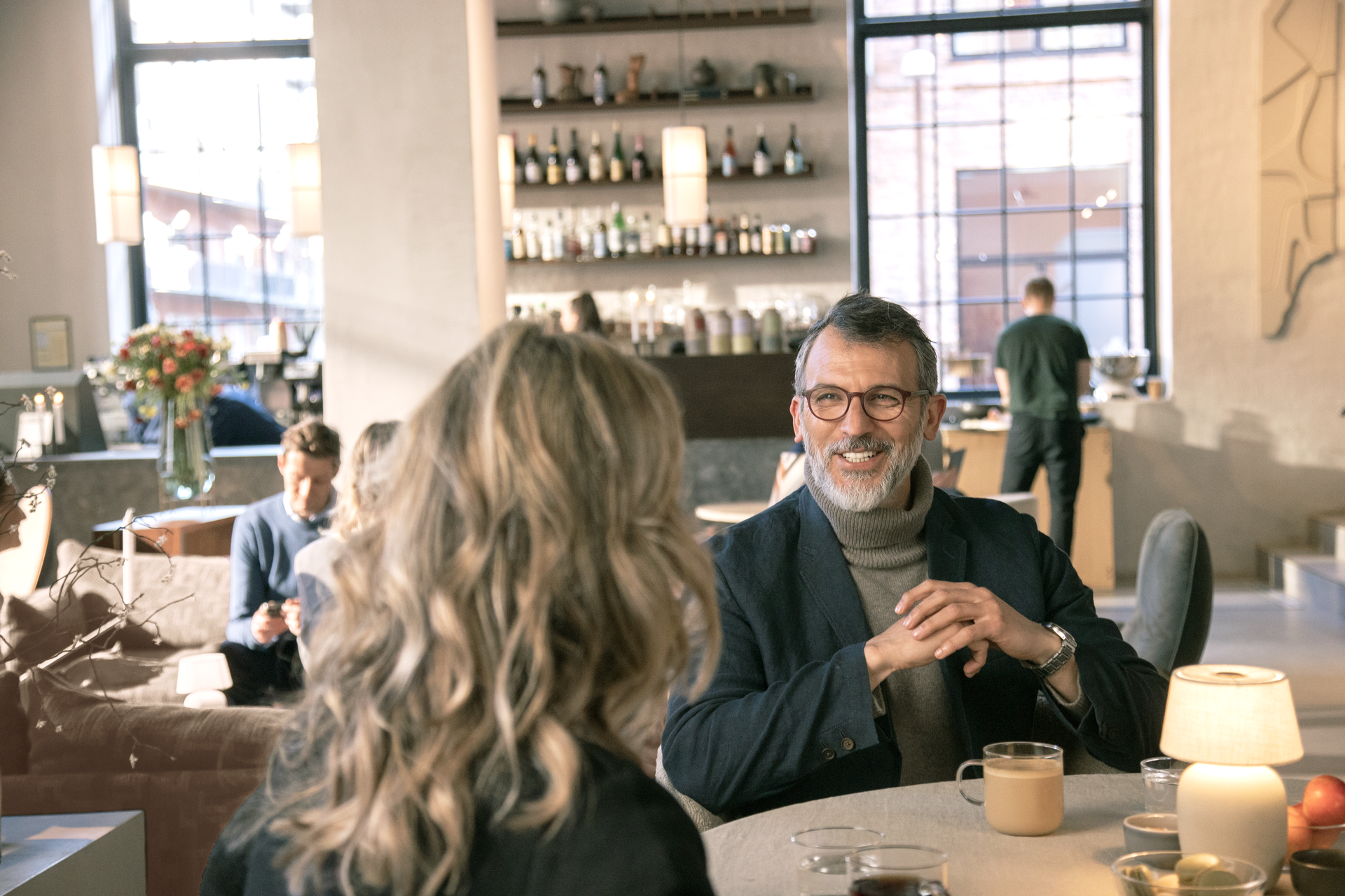 Mand med Widex høreapparat på restaurant